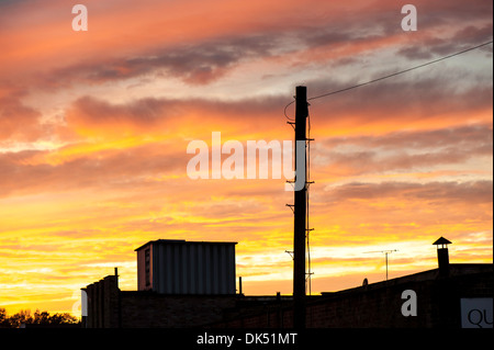 Dramatische Wolken über Hackney Wick bei Sonnenuntergang, London, Vereinigtes Königreich Stockfoto