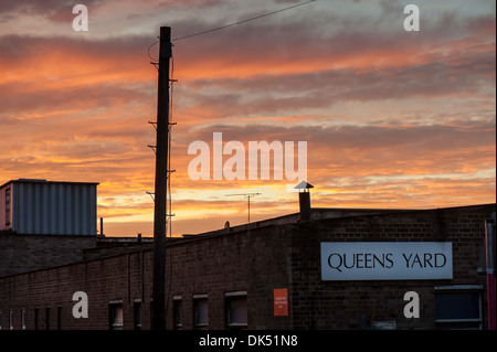 Dramatische Wolken über Hackney Wick bei Sonnenuntergang, London, Vereinigtes Königreich Stockfoto