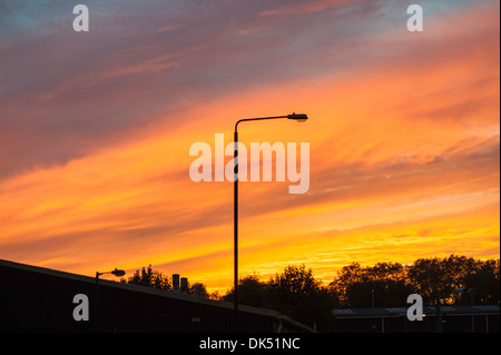 Dramatische Wolken über Hackney Wick bei Sonnenuntergang, London, Vereinigtes Königreich Stockfoto