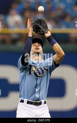 17. April 2011 - St. Petersburg, FL, USA - SP 335894 FOUN RAYS 5.EDMUND D. Brunnen | Zeiten. (17.04.2011 Tampa) Tampa Bay Rays zweiter Basisspieler Sean Rodriguez fängt einen Fly Ball aus Mimnnesota Zwillinge linker Feldspieler Delmon Young erstmals aus dem zweiten Inning. Die Tampa Bay Rays gespielt der Minnesota Twins am 17. April 2011 im Tropicana Field in St. Petersburg.   [EDMUND D. BRUNNE Stockfoto