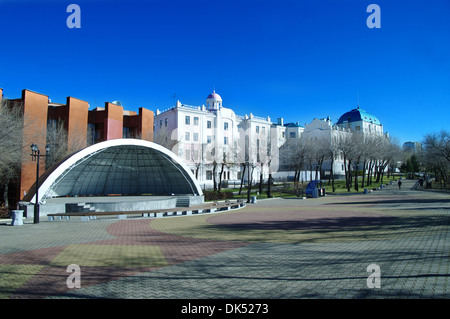 leere Sommerszene am Ufer des Amur Chabarowsk, auf dem Hintergrund des Stadtmuseums und Philharmonie Stockfoto