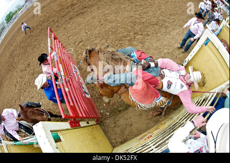 17. April 2011 - Red Bluff, Kalifornien, USA - Kaycee Field der Payson, UT reitet Madame bei der 2011 Red Bluff Round-Up an der Tehama Stadtteil Fairgrounds in Red Bluff, CA. (Credit-Bild: © Matt Cohen/Southcreek Global/ZUMAPRESS.com) Stockfoto