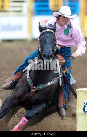 17. April 2011 - Red Bluff, Kalifornien, USA - Brenda Mays von Terrebonne, OR konkurriert in Faßlaufen an der 2011 Red Bluff Round-Up an der Tehama Stadtteil Fairgrounds in Red Bluff, CA. (Credit-Bild: © Matt Cohen/Southcreek Global/ZUMAPRESS.com) Stockfoto