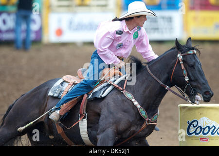 17. April 2011 - Red Bluff, Kalifornien, USA - Brenda Mays von Terrebonne, OR konkurriert in Faßlaufen an der 2011 Red Bluff Round-Up an der Tehama Stadtteil Fairgrounds in Red Bluff, CA. (Credit-Bild: © Matt Cohen/Southcreek Global/ZUMAPRESS.com) Stockfoto