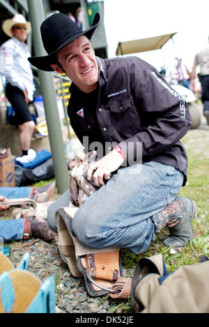 17. April 2011 - Red Bluff, Kalifornien, USA - Matt Bright Azle, TX bereitet, fahren an der 2011 Red Bluff Round-Up an der Tehama Stadtteil Fairgrounds in Red Bluff, CA. (Credit-Bild: © Matt Cohen/Southcreek Global/ZUMAPRESS.com) Stockfoto