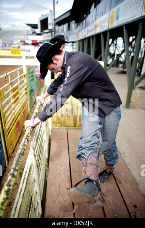 17. April 2011 - Red Bluff, Kalifornien, USA - Matt Bright Azle, TX bereitet, fahren an der 2011 Red Bluff Round-Up an der Tehama Stadtteil Fairgrounds in Red Bluff, CA. (Credit-Bild: © Matt Cohen/Southcreek Global/ZUMAPRESS.com) Stockfoto