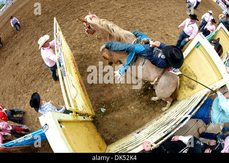 17. April 2011 - Red Bluff, Kalifornien, USA - Jake Vold von Ponoka, AB reitet 507 auf der 2011 Red Bluff Round-Up an der Tehama Stadtteil Fairgrounds in Red Bluff, CA. (Credit-Bild: © Matt Cohen/Southcreek Global/ZUMAPRESS.com) Stockfoto