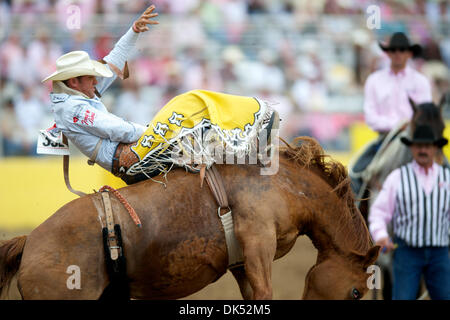 17. April 2011 - Red Bluff, Kalifornien, USA - Bobby Mote von Culver, oder reitet Beaver Feaver an der 2011 Red Bluff Round-Up an der Tehama Stadtteil Fairgrounds in Red Bluff, CA. (Credit-Bild: © Matt Cohen/Southcreek Global/ZUMAPRESS.com) Stockfoto