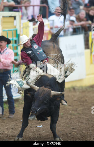 17. April 2011 - Red Bluff, Kalifornien, USA - Myron Duarte von Auburn, WA reitet der Befreier auf der 2011 Red Bluff Round-Up an der Tehama Stadtteil Fairgrounds in Red Bluff, CA. (Credit-Bild: © Matt Cohen/Southcreek Global/ZUMAPRESS.com) Stockfoto