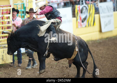17. April 2011 - Red Bluff, Kalifornien, USA - Myron Duarte von Auburn, WA reitet der Befreier auf der 2011 Red Bluff Round-Up an der Tehama Stadtteil Fairgrounds in Red Bluff, CA. (Credit-Bild: © Matt Cohen/Southcreek Global/ZUMAPRESS.com) Stockfoto