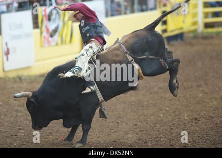 17. April 2011 - Red Bluff, Kalifornien, USA - Myron Duarte von Auburn, WA reitet der Befreier auf der 2011 Red Bluff Round-Up an der Tehama Stadtteil Fairgrounds in Red Bluff, CA. (Credit-Bild: © Matt Cohen/Southcreek Global/ZUMAPRESS.com) Stockfoto
