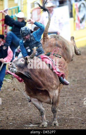 17. April 2011 - Red Bluff, Kalifornien, USA - Tag Elliott von Thatcher, UT Fahrten wünschen bei der 2011 Red Bluff Round-Up an der Tehama Stadtteil Fairgrounds in Red Bluff, CA. (Credit-Bild: © Matt Cohen/Southcreek Global/ZUMAPRESS.com) Stockfoto