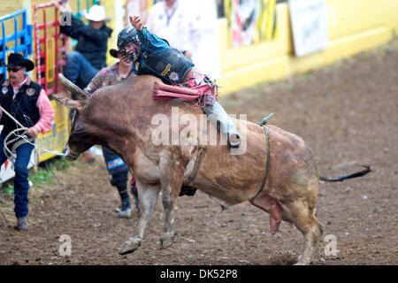 17. April 2011 - Red Bluff, Kalifornien, USA - Tag Elliott von Thatcher, UT Fahrten wünschen bei der 2011 Red Bluff Round-Up an der Tehama Stadtteil Fairgrounds in Red Bluff, CA. (Credit-Bild: © Matt Cohen/Southcreek Global/ZUMAPRESS.com) Stockfoto