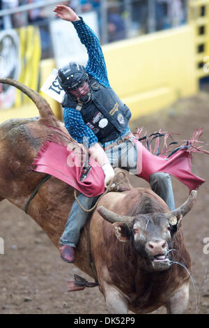 17. April 2011 - Red Bluff, Kalifornien, USA - Tag Elliott von Thatcher, UT Fahrten wünschen bei der 2011 Red Bluff Round-Up an der Tehama Stadtteil Fairgrounds in Red Bluff, CA. (Credit-Bild: © Matt Cohen/Southcreek Global/ZUMAPRESS.com) Stockfoto
