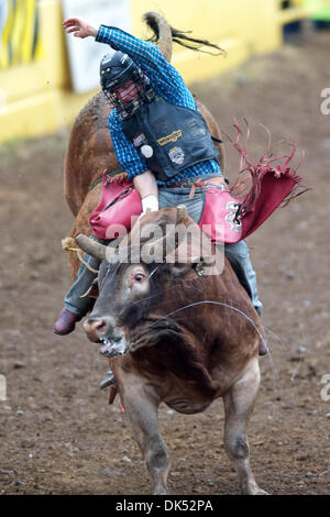 17. April 2011 - Red Bluff, Kalifornien, USA - Tag Elliott von Thatcher, UT Fahrten wünschen bei der 2011 Red Bluff Round-Up an der Tehama Stadtteil Fairgrounds in Red Bluff, CA. (Credit-Bild: © Matt Cohen/Southcreek Global/ZUMAPRESS.com) Stockfoto