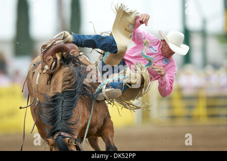 17. April 2011 - Red Bluff, Kalifornien, USA - Ryan Montroy Pagosa Springs, Co reitet auf der 2011 Red Bluff Round-Up an der Tehama Stadtteil Fairgrounds in Red Bluff, CA. (Credit-Bild: © Matt Cohen/Southcreek Global/ZUMAPRESS.com) Stockfoto