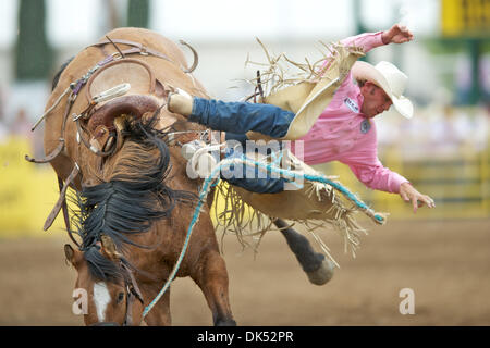 17. April 2011 - Red Bluff, Kalifornien, USA - Ryan Montroy Pagosa Springs, Co reitet auf der 2011 Red Bluff Round-Up an der Tehama Stadtteil Fairgrounds in Red Bluff, CA. (Credit-Bild: © Matt Cohen/Southcreek Global/ZUMAPRESS.com) Stockfoto