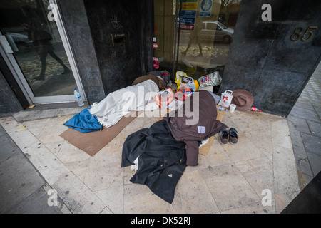 Rough Sleepers in einem Türrahmen während des Tages. Green Park, London, UK. Stockfoto