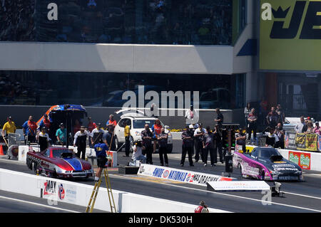 17. April 2011 - Concord, North Carolina, Vereinigte Staaten von Amerika - Top Alkohol lustig Autofahrer Brent Henry und Melinda Green-King Line-up für ihre Runde 2 Ausscheidungsrennen im VisitMyrtleBeach.com NHRA 4-Wide Nationals Finale bei zMax Dragway, Concord, NC. (Kredit-Bild: © David Freund/Southcreek Global/ZUMAPRESS.com) Stockfoto