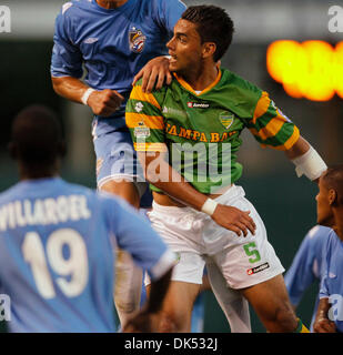 17. April 2011 - St. Petersburg, FL, USA - JAMES BORCHUCK |   Times.SP 335544 BORC soccer (17.04.11) (St. Petersburg, FL) JP Rodrigues kollidiert mit einem Puerto Rico Inselbewohner Sonntag, 17. April 2011 in Progress Energy Park in St. Petersburg.   [JAMES BORCHUCK Mal] (Kredit-Bild: © St. Petersburg Times/ZUMAPRESS.com) Stockfoto