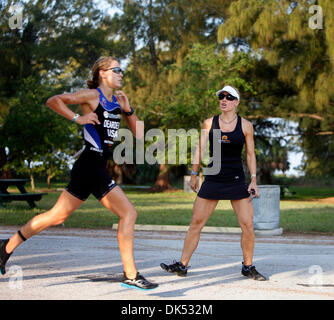 16. April 2011 Jubel - St. Petersburg, Florida, USA - Jennifer Hutchison, ein Triathlon-Trainer und Ernährungsberater, auf Savannah Dearden, 17, die in der männlich/weiblich 15-19-Welle bei der Flucht vom Fort De Soto-Triathlon im Wettbewerb war. Hutchison trainiert, Triathleten und andere Athleten zu "Essen, um zu gewinnen." Ernährung wird oft das '' vierten Bein '' des Triathlons bezeichnet. Hutchison hilft Athleten pac Stockfoto