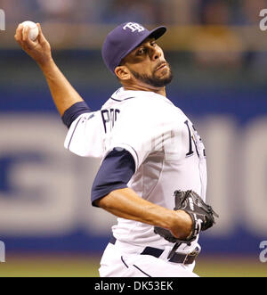 18. April 2011 - St. Petersburg, FL, USA - JAMES BORCHUCK |   Times.SP 335896 BORC rays (18.04.11) (St. Petersburg, FL) David Price liefert im ersten während der Strahlen-Spiel gegen die Chicago White Sox im Tropicana Field Montag, 18. April 2011.    [JAMES BORCHUCK Mal] (Kredit-Bild: © St. Petersburg Times/ZUMAPRESS.com) Stockfoto