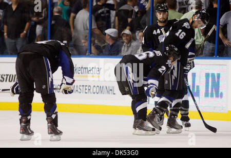 18. April 2011 - Tampa, FL - DIRK SHADD |  Zeiten. SP 337139 SHAD LIGHTNING 13 (18.04.11 TAMPA) Fromleft Tampa Bay Lightning Marty St. Louis (26), Marty St. Louis (26), hatte zwei Tore, Nate Thompson (44) und Teddy Purcell (16) Skate als Mal Ausschalten erlischt mit der Pittsburgh Penguins gewinnen mit einem Endstand von 3: 2 in Spiel 3 der Stanley Cup Playoffs am St. Pete Ti Stockfoto