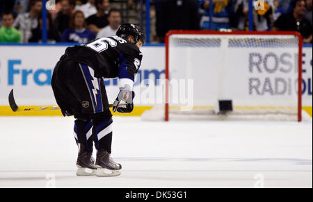 18. April 2011 - Tampa, FL - DIRK SHADD |  Zeiten. SP 337139 SHAD LIGHTNING 14 (18.04.11 TAMPA) Tampa Bay Lightning Marty St. Louis (26), der zwei Tore hatte, Schlittschuhe ab so abläuft mit den Pittsburgh Penguins gewann mit einem Endstand von 01:57 in Spiel 3 der Stanley Cup Playoffs in der St. Pete Times Forum in Tampa Montagabend (18.04.11) [DIRK SHADD Mal] (Credit Stockfoto