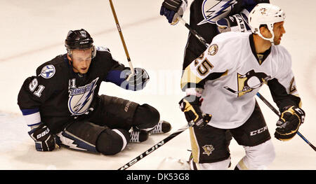 18. April 2011 - DANIEL WALLACE |   Times.TP 337140 WALL lightning 12 (18.04.2011 Tampa) Tampa Bay Lightning Zentrum Steven Stamkos (91) erhebt sich aus dem Eis nach dem in der zweiten Phase klopfte von Pittsburgh Penguins Maxime Talbot (25), Mitte rechts. ZWEITE Periode Aktion: Die Tampa Bay Lightning spielen die Pittsburgh Penguins in der St. Pete Times Forum für Spiel drei der th Stockfoto