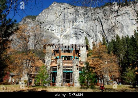 Ahwahnee Hotel unter den Granitfelsen im Yosemite National Park in Kalifornien Stockfoto