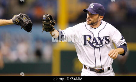 20. April 2011 - St. Petersburg, FL, USA - JAMES BORCHUCK |   Times.SP 335898 BORC rays (20.04.11) (St. Petersburg, FL) Sam Fuld, richtig, bekommt eine Handschuh Bump von Wade Davis nach dem vornehmen eines laufenden Fangs Alex Rios fliegen nach links, um Ende der vierten Inning während der Strahlen-Spiel gegen die Chicago White Sox im Tropicana Field Mittwoch, 20. April 2011.    [JAMES BORCHUCK Mal] (Credit Stockfoto