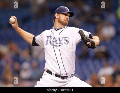 21. April 2011 - St. Petersburg, FL, USA - JAMES BORCHUCK |   Times.SP 335899 BORC rays (21.04.11) (St. Petersburg, FL) Jeff Niemann wirft in der ersten während der Strahlen-Spiel gegen die Chicago White Sox im Tropicana Field Donnerstag, 21. April 2011.    [JAMES BORCHUCK Mal] (Kredit-Bild: © St. Petersburg Times/ZUMAPRESS.com) Stockfoto