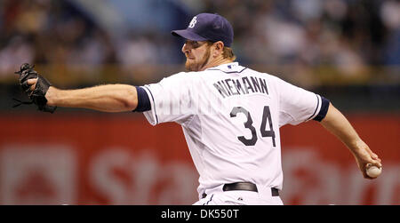 21. April 2011 - St. Petersburg, FL, USA - JAMES BORCHUCK |   Times.SP 335899 BORC rays (21.04.11) (St. Petersburg, FL) Jeff Niemann liefert im fünften Inning während der Strahlen-Spiel gegen die Chicago White Sox im Tropicana Field Donnerstag, 21. April 2011.    [JAMES BORCHUCK Mal] (Kredit-Bild: © St. Petersburg Times/ZUMAPRESS.com) Stockfoto