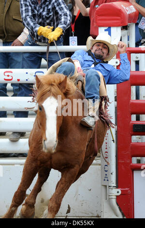 22. April 2011 - Clovis, Kalifornien, USA - reitet Cesar Bañuelos von Los Angeles, CA Major Reno beim Clovis Rodeo. (Kredit-Bild: © Matt Cohen/Southcreek Global/ZUMAPRESS.com) Stockfoto