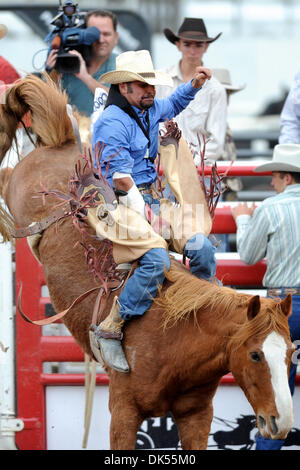 22. April 2011 - Clovis, Kalifornien, USA - reitet Cesar Bañuelos von Los Angeles, CA Major Reno beim Clovis Rodeo. (Kredit-Bild: © Matt Cohen/Southcreek Global/ZUMAPRESS.com) Stockfoto