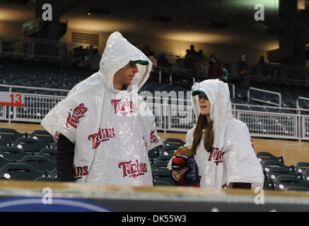 22. April 2011 - Minneapolis, Minnesota, Vereinigte Staaten von Amerika - 22. April 2011: Zwillinge Fans Jonathon Thompson und Amanda Kriesel Mach bereit dich, verlassen das Stadion, da das Spiel zwischen den Minnesota Twins und Cleveland Indians im Zielfeld in Minneapolis, Minnesota verschoben wurde.  Die Match-Up wird im Juli gespielt werden, wenn die Indianer nach Minnesota zurückkommen. (Kredit-Bild: © Marilyn ich Stockfoto