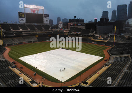 22. April 2011 - Minneapolis, Minnesota, Vereinigte Staaten von Amerika - 22. April 2011: Feld "Ziel" sitzt nass im Regen also das Spiel zwischen den Minnesota Twins und Cleveland Indians bis 18. Juli verschoben worden, aus dem 19. und 20. Serie wenn die Indianer sind zurück im Zielfeld in Minneapolis, Minnesota. (Kredit-Bild: © Marilyn Indahl/Southcreek Global/ZUMAPRESS.com) Stockfoto