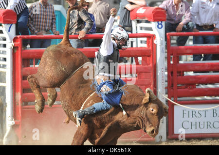 23. April 2011 - Clovis, Kalifornien, USA - Bo Bacigalupi der Oakdale, fährt ca. 575 beim Clovis Rodeo. (Kredit-Bild: © Matt Cohen/Southcreek Global/ZUMAPRESS.com) Stockfoto