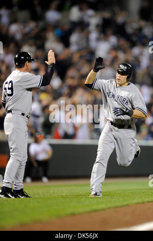 23. April 2011 - Baltimore, Maryland, USA - New York Yankees Catcher Russel Martin (55) feiert mit Dritten Base Coach Rob Thomson nach der Kollision mit eines Homerun während eines Spiels zwischen den Baltimore Orioles und die New York Yankees, die Yankees besiegten die Orioles 15-3 (Credit-Bild: © TJ Root/Southcreek Global/ZUMApress.com) Stockfoto