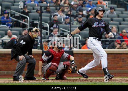 23. April 2011 - schlägt Corona, New York, USA - New York Mets First Baseman IKE DAVIS (29) einen Home Run in der Unterseite des dritten Inning gegen die Arizona Diamondbacks im Citi Field. Die New York Mets besiegte den Arizona Diamondbacks 6-4. (Kredit-Bild: © Debby Wong/Southcreek Global/ZUMAPRESS.com) Stockfoto