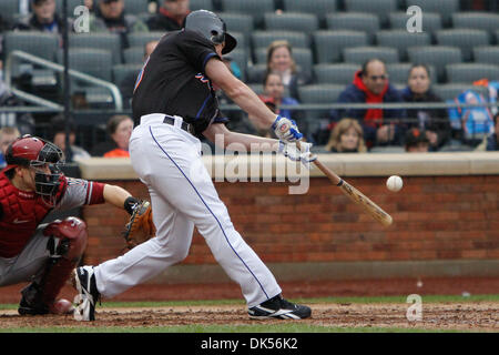 23. April 2011 - Corona, New York, USA - New York Mets zweiter Basisspieler Daniel Murphy (28) Singles, rechten Feld als gehen voran laufen Partituren in der Unterseite des sechsten Inning gegen die Arizona Diamondbacks im Citi Field in Corona, New York. Die New York Mets besiegte den Arizona Diamondbacks 6-4. (Kredit-Bild: © Debby Wong/Southcreek Global/ZUMAPRESS.com) Stockfoto