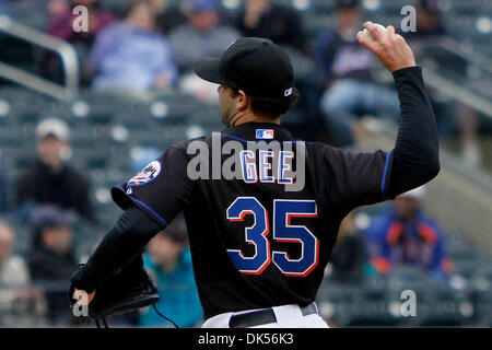 23. April 2011 - Corona, New York, USA - New York Mets Start Krug Dillon Gee (35) Stellplätze abseits den Hügel gegen die Arizona Diamondbacks im Citi Field in Corona, New York. Die New York Mets besiegte den Arizona Diamondbacks 6-4. (Kredit-Bild: © Debby Wong/Southcreek Global/ZUMAPRESS.com) Stockfoto