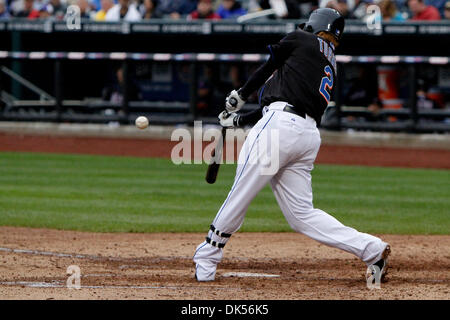 23. April 2011 - Corona, New York, USA - New York Mets zweiter Basisspieler Justin Turner (2) verdoppelt sich auf Rechte Feld im unteren Teil der sechsten Inning gegen die Arizona Diamondbacks im Citi Field in Corona, New York. Die New York Mets besiegte den Arizona Diamondbacks 6-4. (Kredit-Bild: © Debby Wong/Southcreek Global/ZUMAPRESS.com) Stockfoto