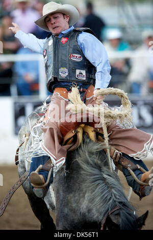 24. April 2011 - Clovis, Kalifornien, USA - Fahrten Brad Rudolf von Winnemucca, NV 566 beim Clovis Rodeo. (Kredit-Bild: © Matt Cohen/Southcreek Global/ZUMAPRESS.com) Stockfoto