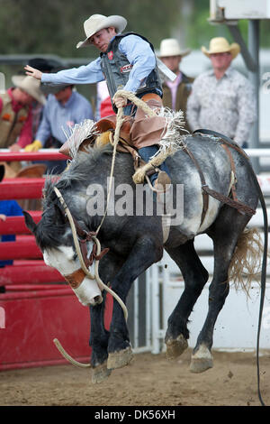 24. April 2011 - Clovis, Kalifornien, USA - Fahrten Brad Rudolf von Winnemucca, NV 566 beim Clovis Rodeo. (Kredit-Bild: © Matt Cohen/Southcreek Global/ZUMAPRESS.com) Stockfoto