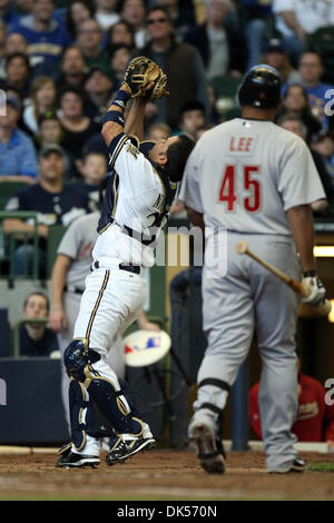 24. April 2011 - fängt Milwaukee, Wisconsin, USA - Milwaukee Brewers Catcher Wil Nieves #33 einen Foul Ball von der Fledermaus der Houston Astros erster Basisspieler Carlos Lee #45 für ein Out. Die Milwaukee Brewers schlagen die Houston Astros 4-1at Miller Park. (Kredit-Bild: © John Fisher/Southcreek Global/ZUMAPRESS.com) Stockfoto