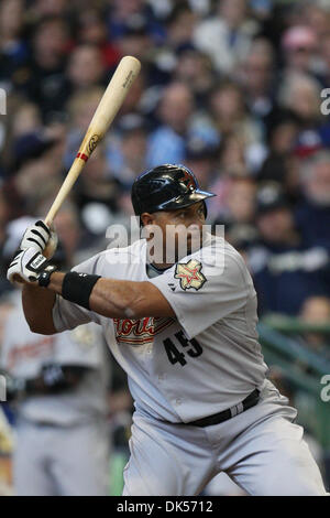 24. April 2011 - Milwaukee, Wisconsin, USA - Houston Astros erster Basisspieler Carlos Lee #45 bis zur Fledermaus. Die Milwaukee Brewers schlagen die Houston Astros 4-1at Miller Park. (Kredit-Bild: © John Fisher/Southcreek Global/ZUMAPRESS.com) Stockfoto