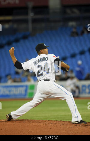 24. April 2011 aufgeschlagen - Toronto, Ontario, Kanada - Toronto Blue Jays Krug Ricky Romero (24) 7 Innings. Die Tampa Bay Rays würden die Toronto Blue Jays 2: 0 besiegen. (Kredit-Bild: © Keith Hamilton/Southcreek Global/ZUMAPRESS.com) Stockfoto