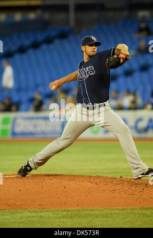 24. April 2011 aufgeschlagen - Toronto, Ontario, Kanada - Tampa Bay Rays Pitcher James Shields (33) ein komplettes Spiel. Die Tampa Bay Rays würden die Toronto Blue Jays 2: 0 besiegen. (Kredit-Bild: © Keith Hamilton/Southcreek Global/ZUMAPRESS.com) Stockfoto