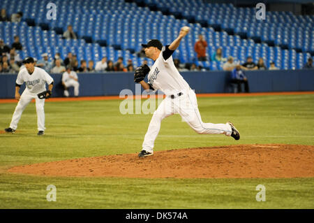 24. April 2011 - Toronto, Ontario, Kanada - Toronto Blue Jays Krug Marc Rzepczynski (34) kam in der achten Inning pitch. Die Tampa Bay Rays würden die Toronto Blue Jays 2: 0 besiegen. (Kredit-Bild: © Keith Hamilton/Southcreek Global/ZUMAPRESS.com) Stockfoto